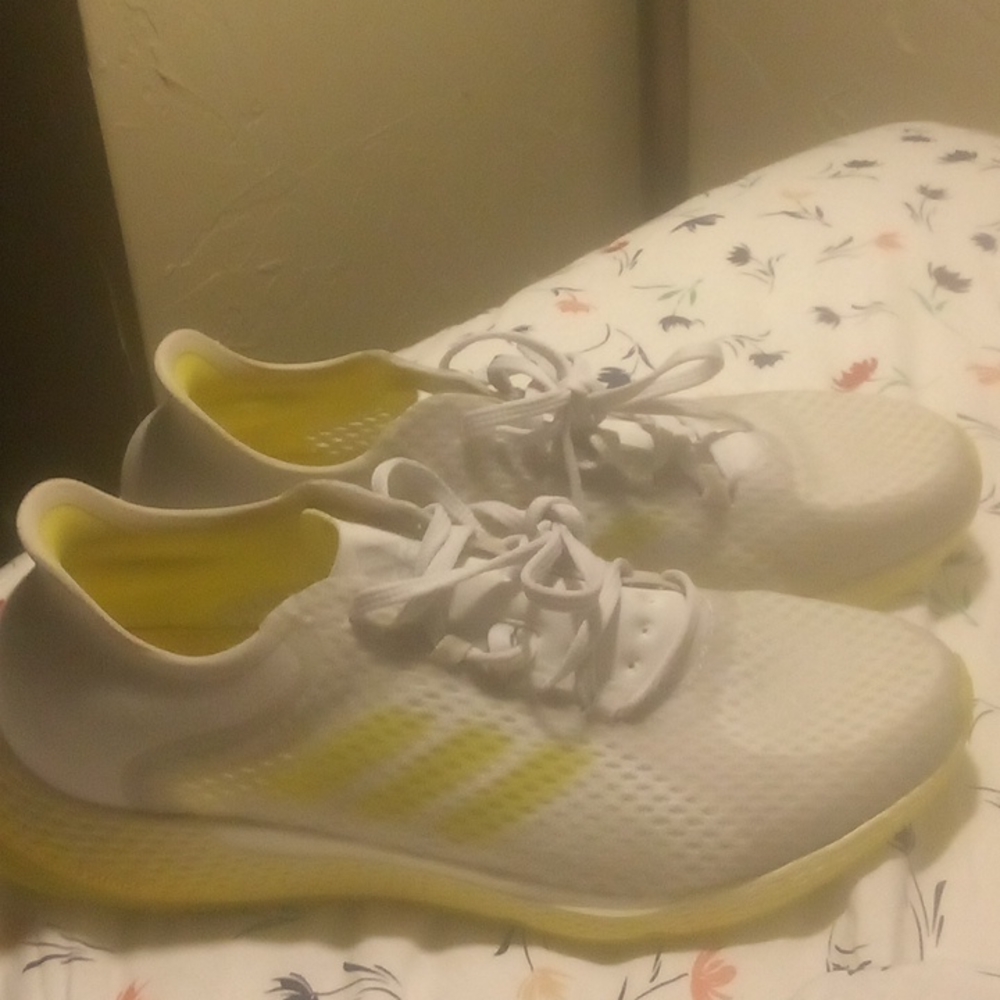 Adidas women's size nine shoe yellow and white